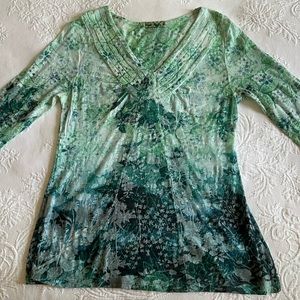 Green print tunic top with 3/4 sleeves & v-neck. Lightweight, perfect for summer